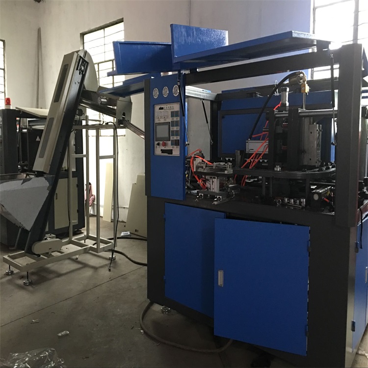 全自動(dòng)吹瓶機(jī)與半自動(dòng)吹瓶機(jī)有什么區(qū)別？